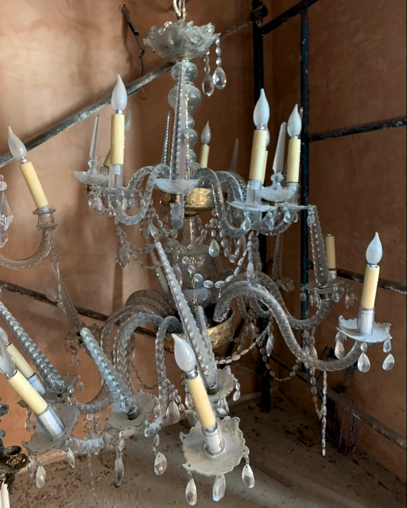 Lámpara histórica de cristal de La Granja antes de su restauración
