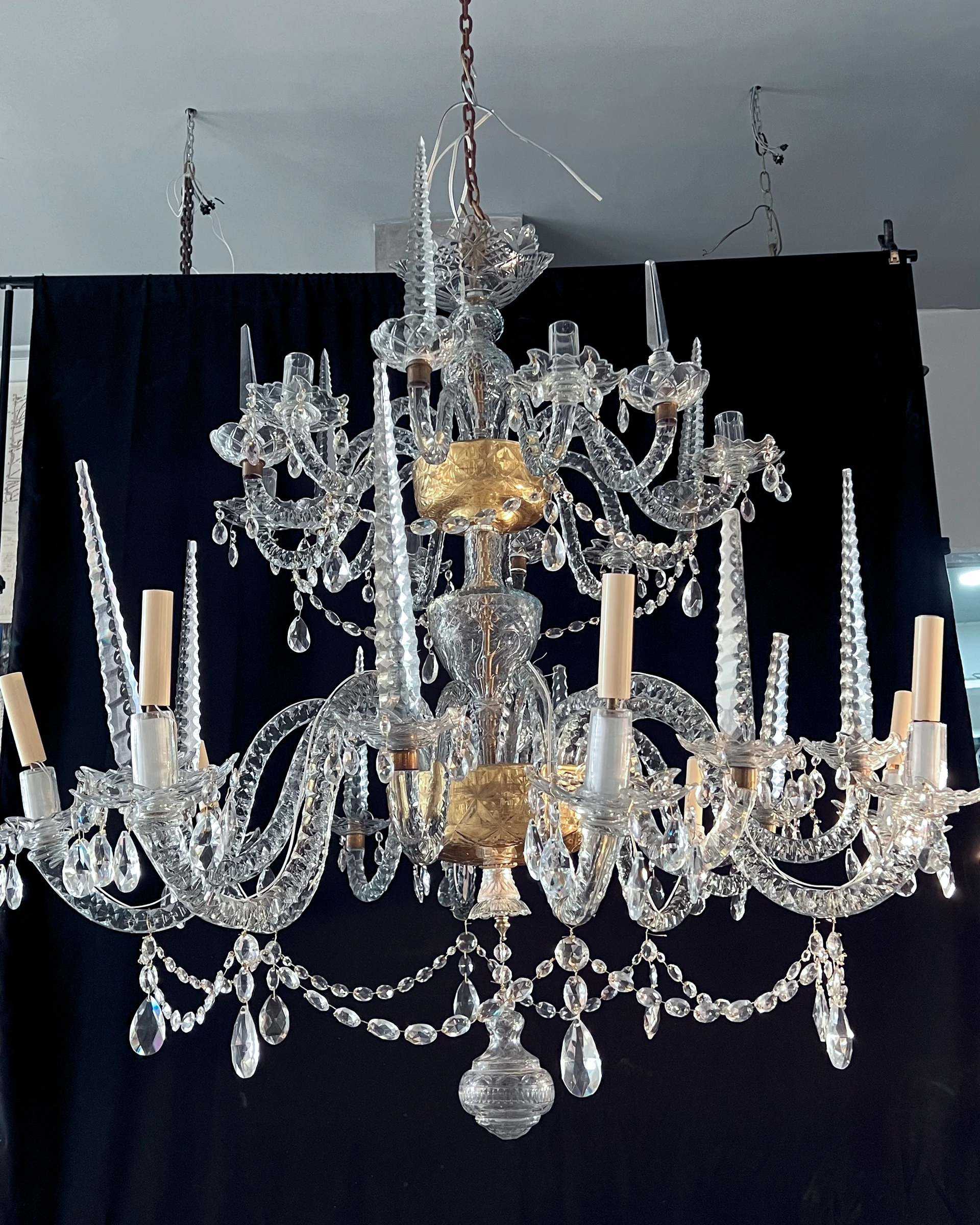 Lámpara histórica de cristal de La Granja restaurada y presentada en el taller