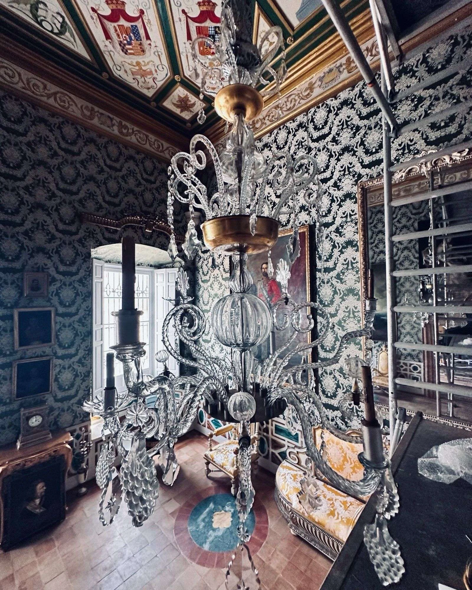 Montaje de una lámpara histórica de cristal en Casa de Pilatos en Sevilla