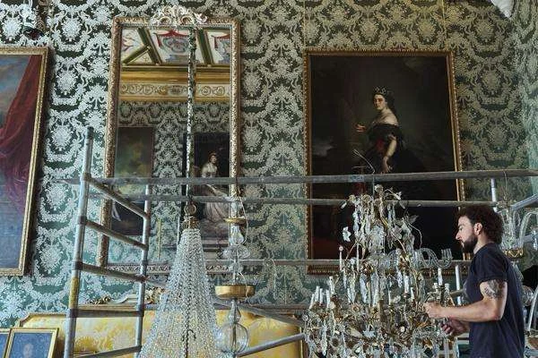 Intervención de restauración sobre lámparas históricas en Casa de Pilatos en Sevilla