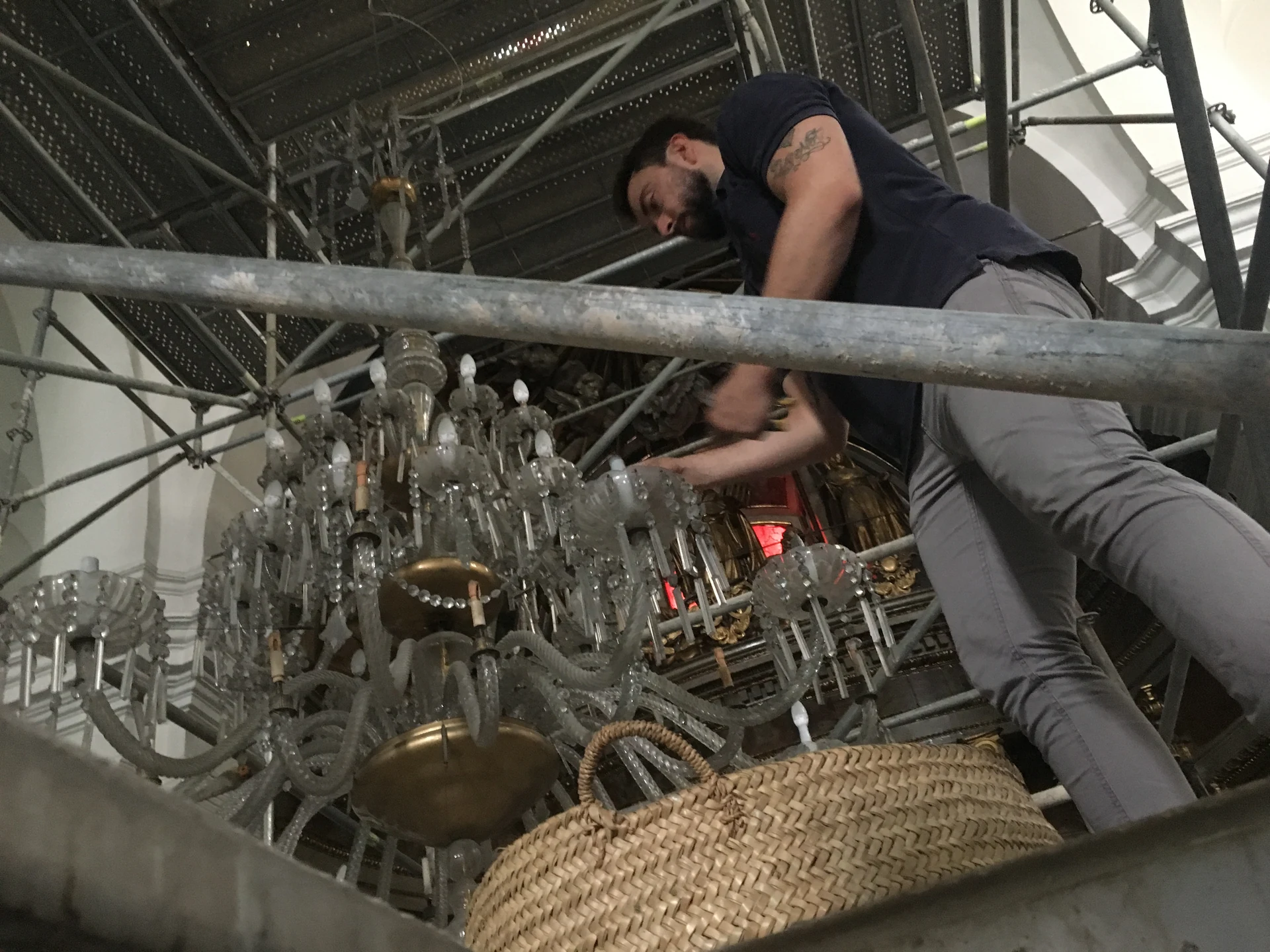 Intervención de restauración en una gran araña de cristal realizada por Lámparas Escala