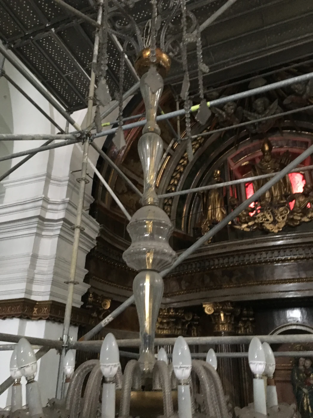 Trabajo en altura durante la restauración de una lámpara histórica de cristal